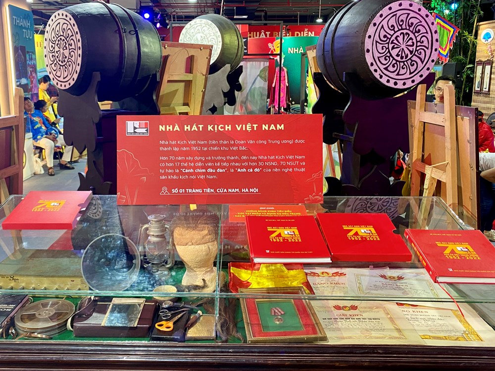 Đông đảo người dân tới tham quan khu trưng bày nghệ thuật biểu diễn tại Triển lãm Thành tựu đất nước - ảnh 7