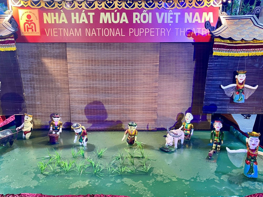 Đông đảo người dân tới tham quan khu trưng bày nghệ thuật biểu diễn tại Triển lãm Thành tựu đất nước - ảnh 5