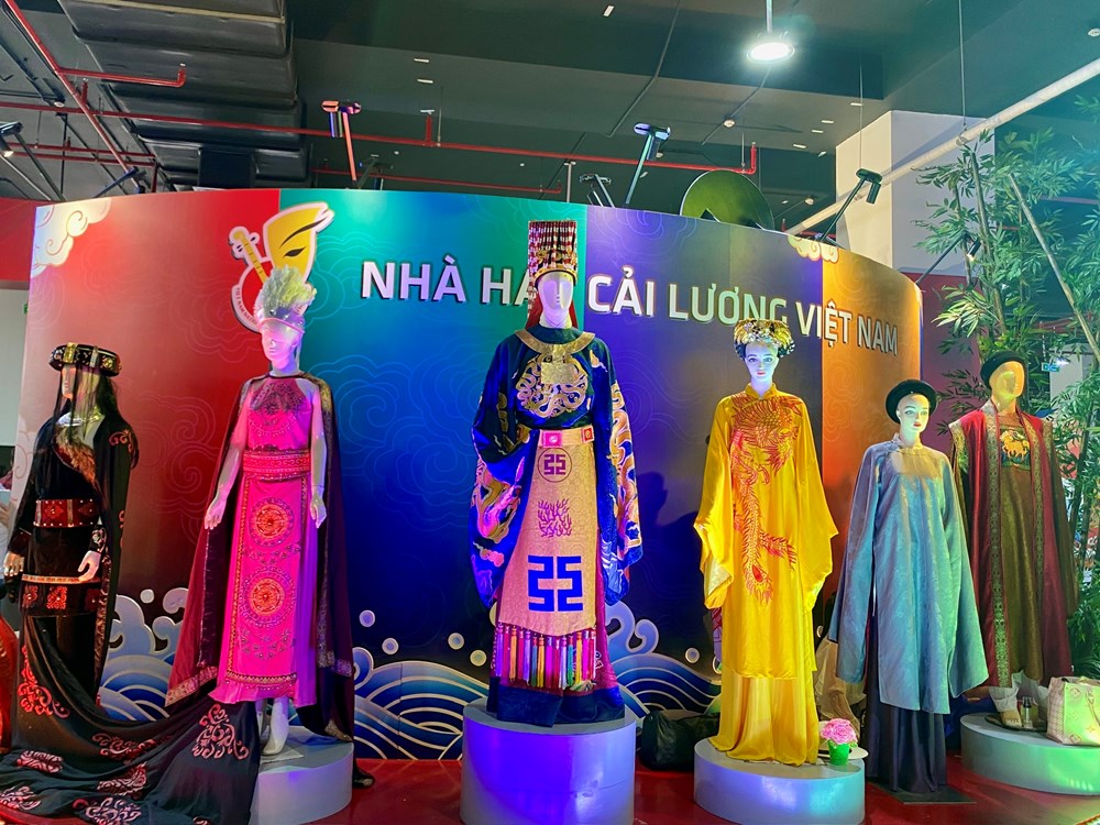 Đông đảo người dân tới tham quan khu trưng bày nghệ thuật biểu diễn tại Triển lãm Thành tựu đất nước - ảnh 3