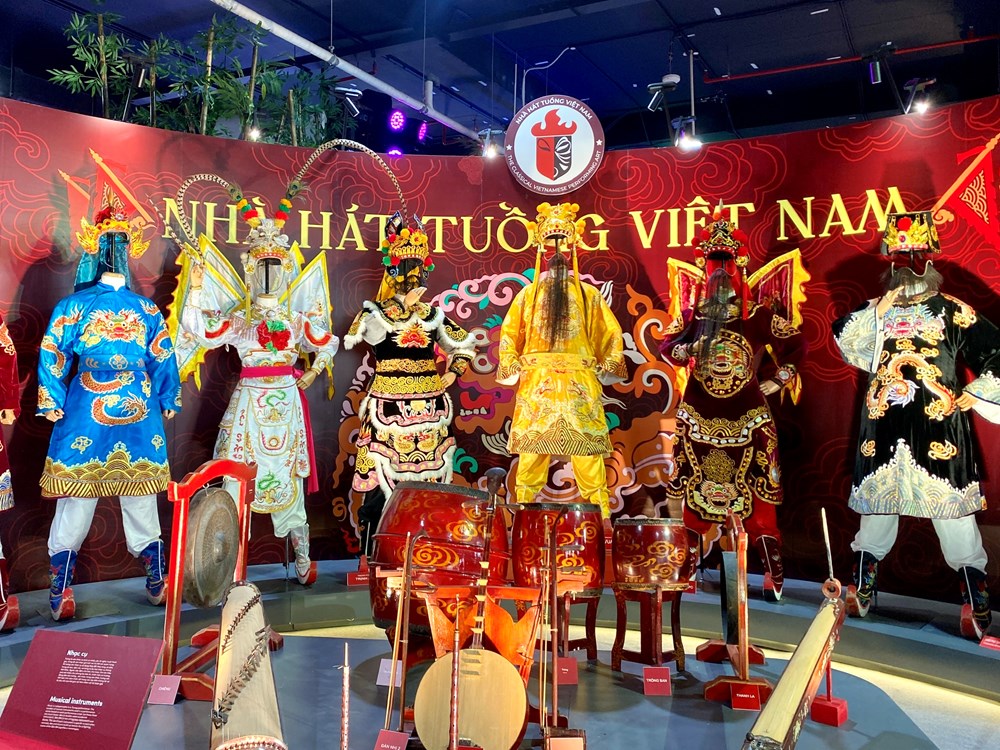 Đông đảo người dân tới tham quan khu trưng bày nghệ thuật biểu diễn tại Triển lãm Thành tựu đất nước - ảnh 2