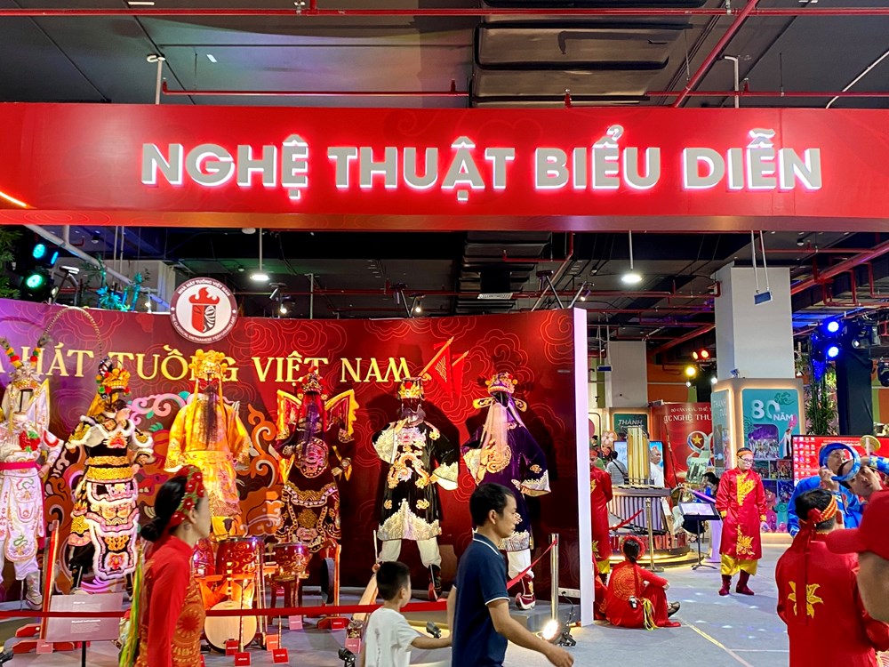 Đông đảo người dân tới tham quan khu trưng bày nghệ thuật biểu diễn tại Triển lãm Thành tựu đất nước - ảnh 1