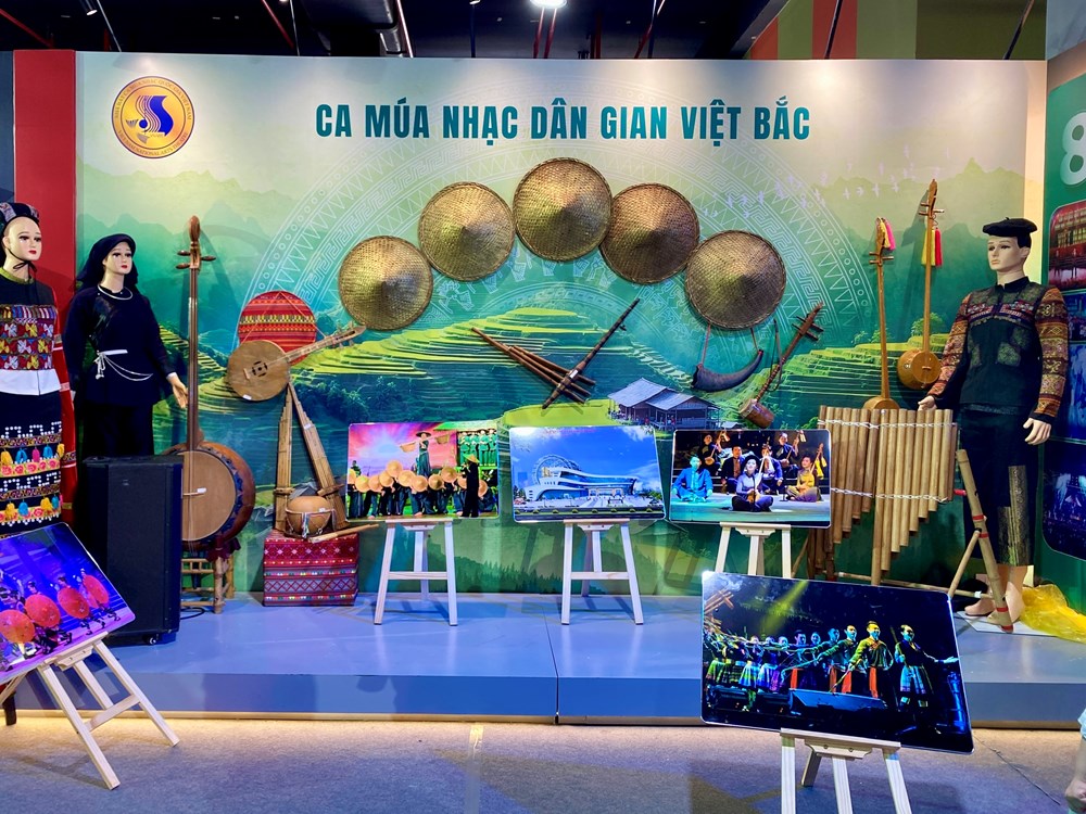 Đông đảo người dân tới tham quan khu trưng bày nghệ thuật biểu diễn tại Triển lãm Thành tựu đất nước - ảnh 13