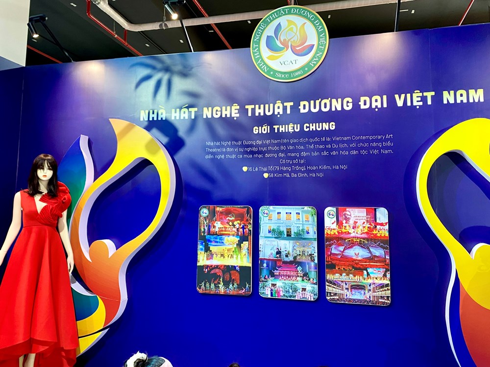 Đông đảo người dân tới tham quan khu trưng bày nghệ thuật biểu diễn tại Triển lãm Thành tựu đất nước - ảnh 14