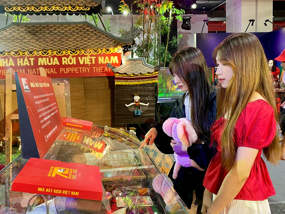 Đông đảo người dân tới tham quan khu trưng bày nghệ thuật biểu diễn tại Triển lãm Thành tựu đất nước - ảnh 15