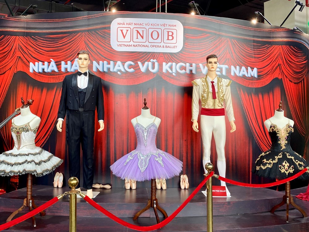 Đông đảo người dân tới tham quan khu trưng bày nghệ thuật biểu diễn tại Triển lãm Thành tựu đất nước - ảnh 8
