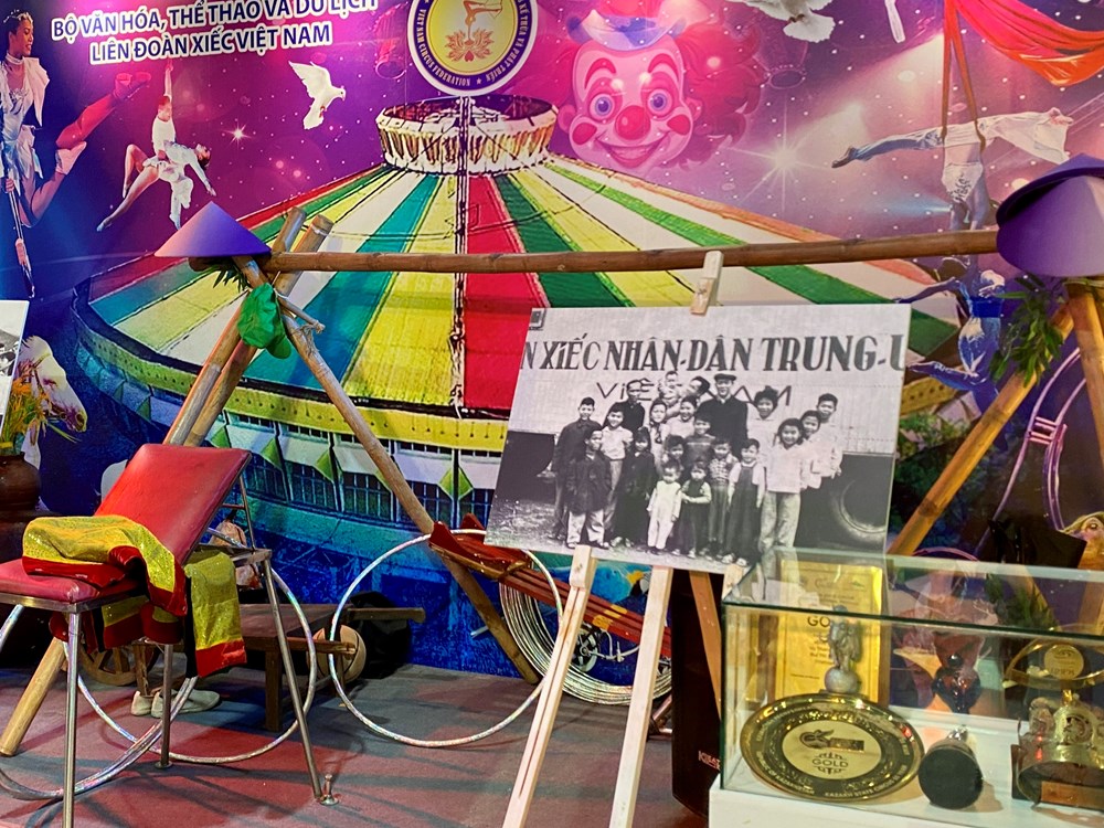 Đông đảo người dân tới tham quan khu trưng bày nghệ thuật biểu diễn tại Triển lãm Thành tựu đất nước - ảnh 11