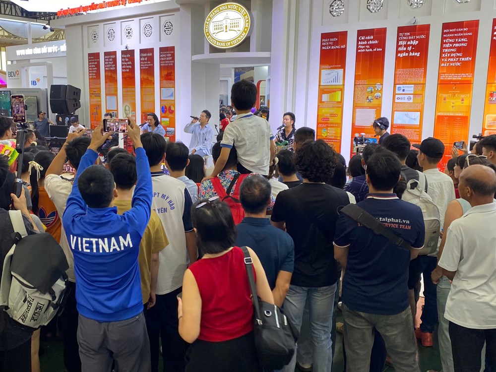 Ban Nhạc Bức Tường khuấy động không gian Triển lãm Thành tựu đất nước - ảnh 2