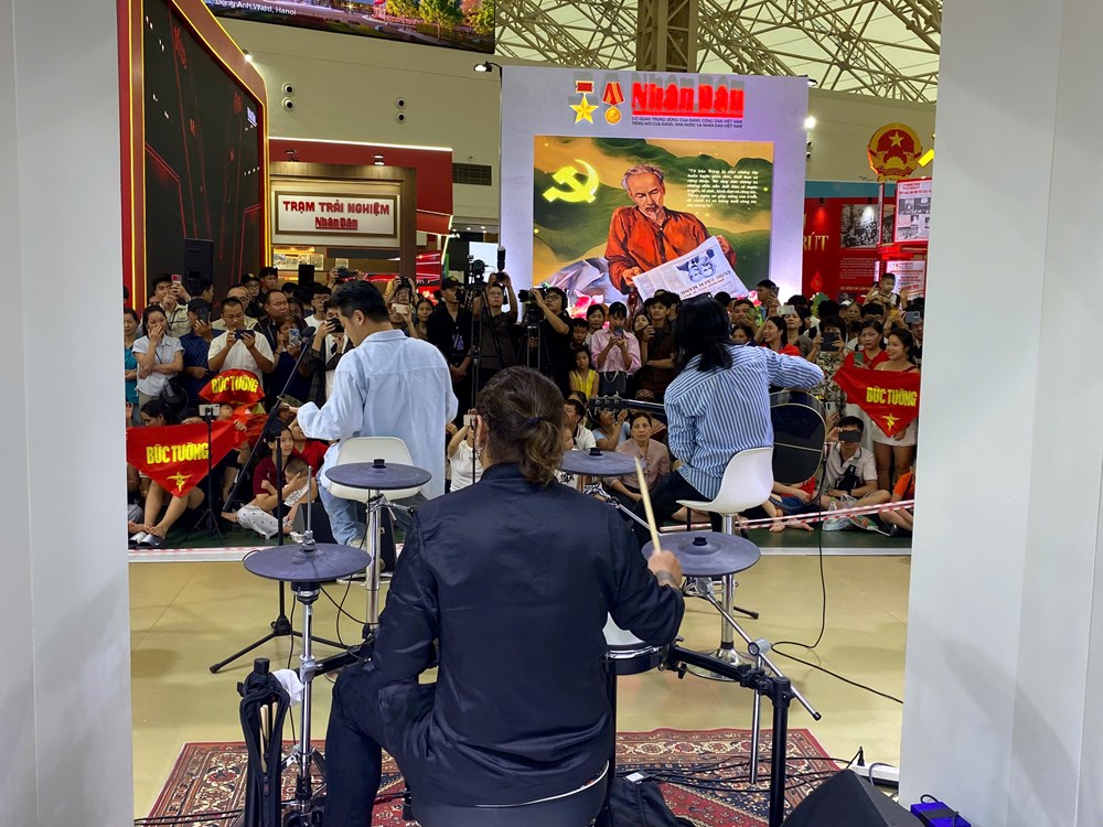 Ban Nhạc Bức Tường khuấy động không gian Triển lãm Thành tựu đất nước - ảnh 4