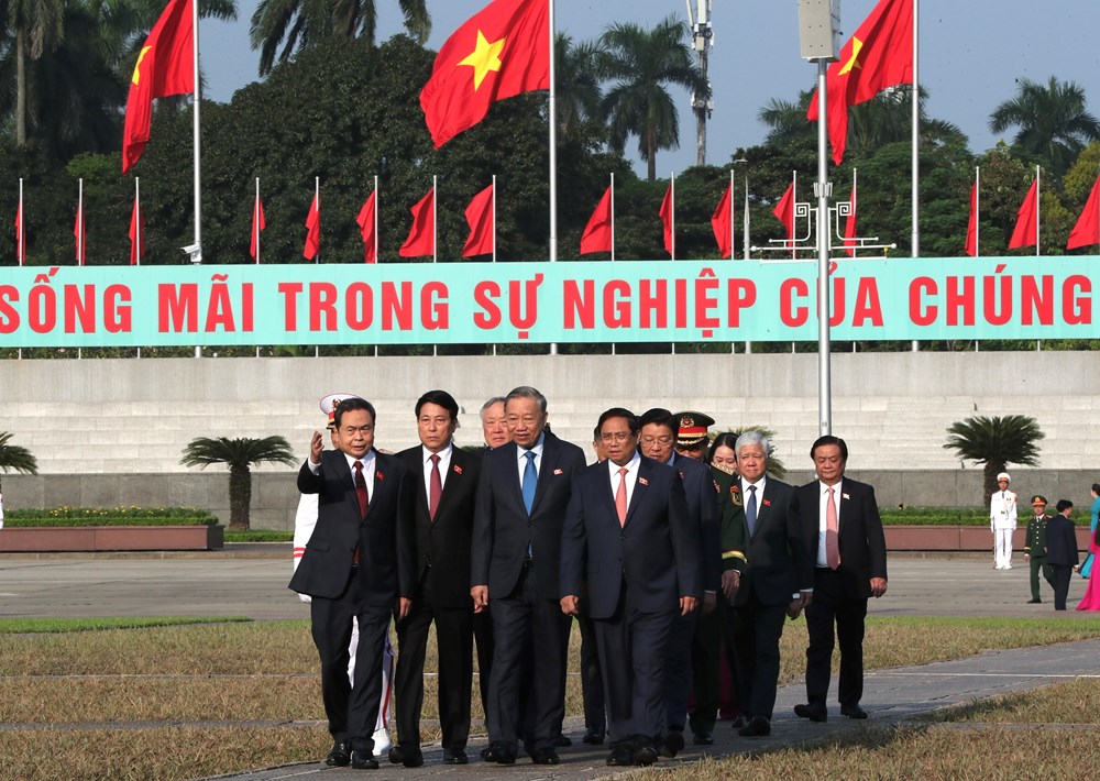 Các đại biểu Quốc hội vào Lăng viếng Chủ tịch Hồ Chí Minh - ảnh 1