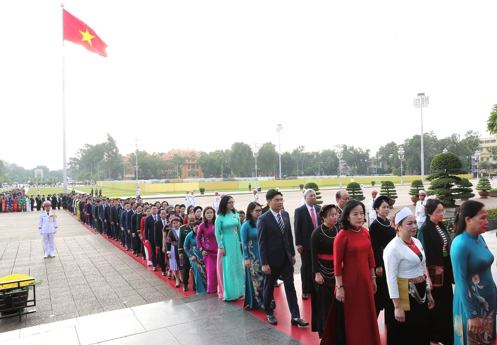 Các đại biểu Quốc hội vào Lăng viếng Chủ tịch Hồ Chí Minh - ảnh 6