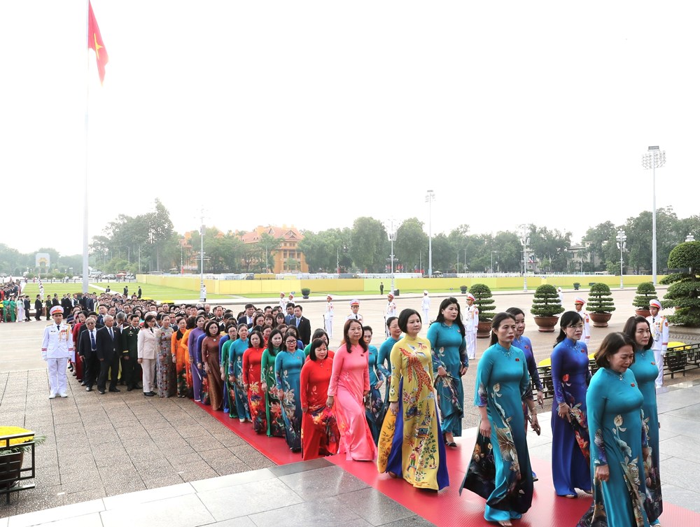 Các đại biểu Quốc hội vào Lăng viếng Chủ tịch Hồ Chí Minh - ảnh 7