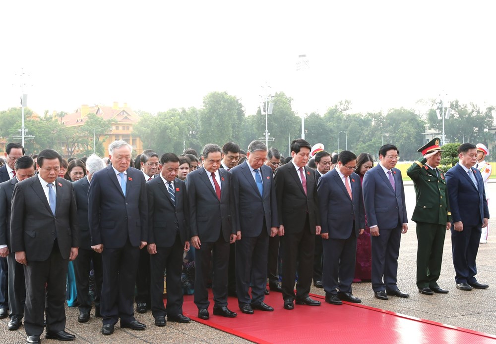 Các đại biểu Quốc hội vào Lăng viếng Chủ tịch Hồ Chí Minh - ảnh 3