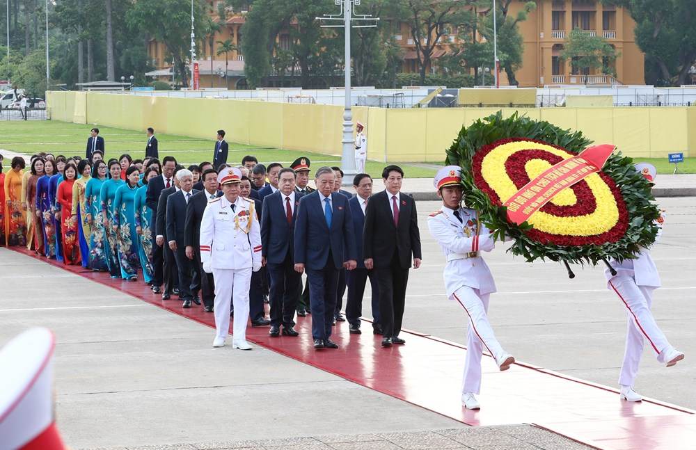 Các đại biểu Quốc hội vào Lăng viếng Chủ tịch Hồ Chí Minh - ảnh 4