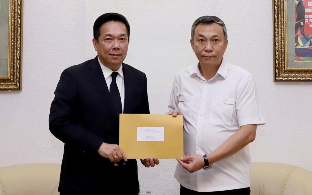 Phó Chủ tịch LĐBĐ Thái Lan tới VFF xin lỗi về sự cố hiển thị sai Quốc kỳ Việt Nam - ảnh 1
