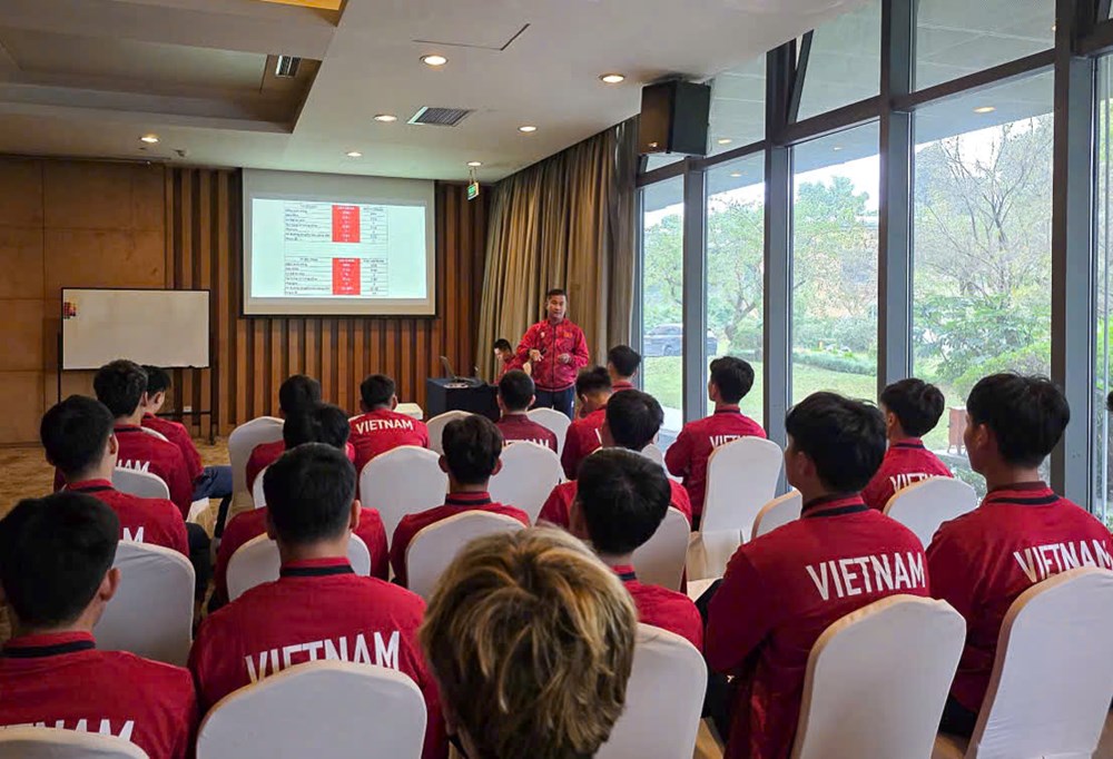 U22 Việt Nam họp chiến thuật trước trận gặp Uzbekistan  - ảnh 1