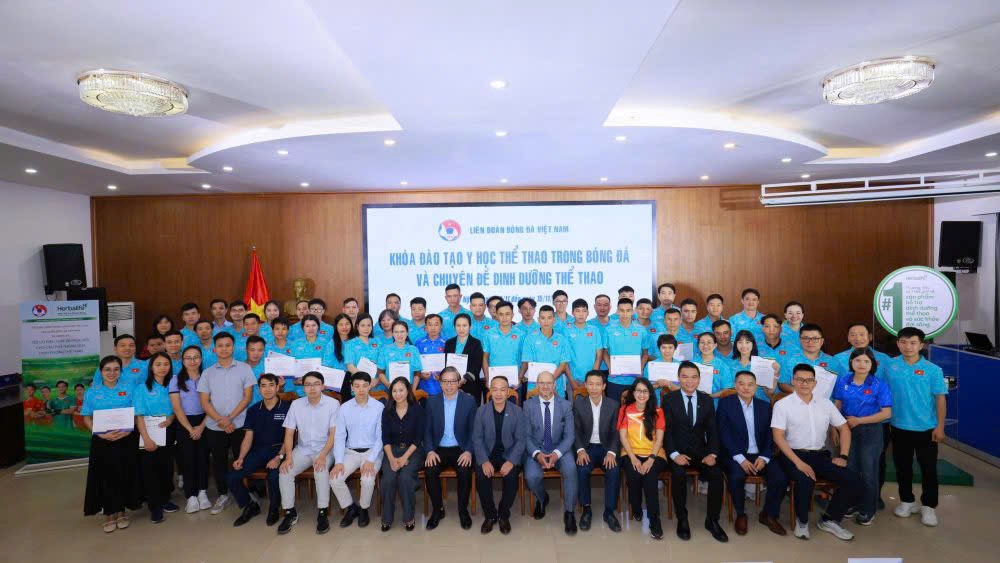 Bế mạc khoá học y học thể thao bóng đá và chuyên đề dinh dưỡng thể thao - ảnh 1