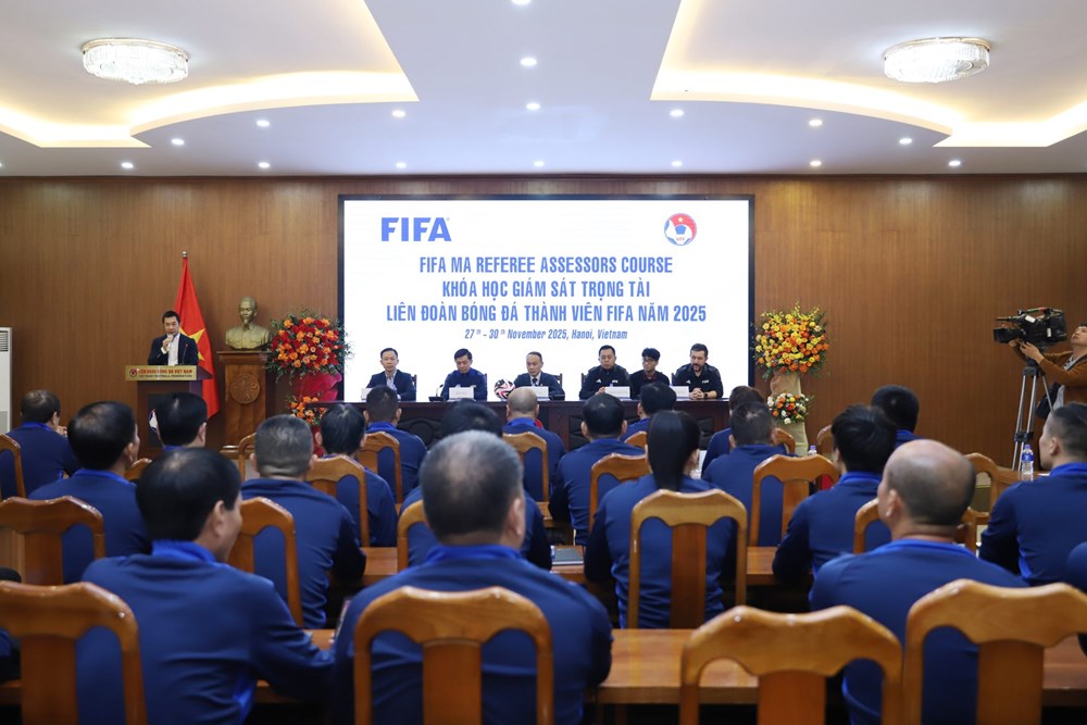 Khai mạc khóa học giám sát trọng tài LĐBĐ thành viên FIFA 2025 - ảnh 1