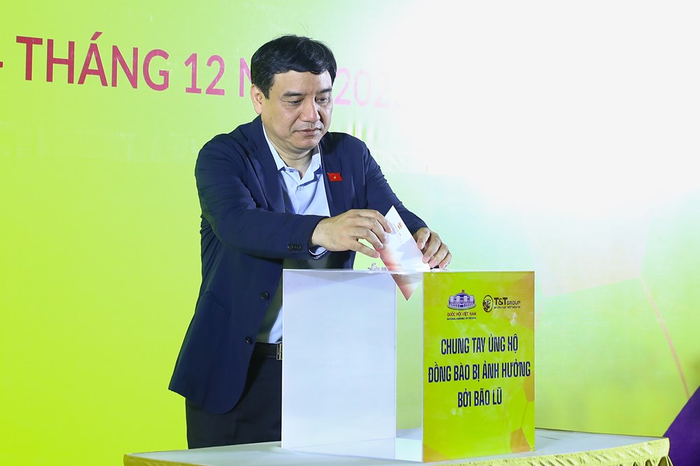 Giao hữu bóng đá chung tay ủng hộ đồng bào thiệt hại do mưa lũ - ảnh 1