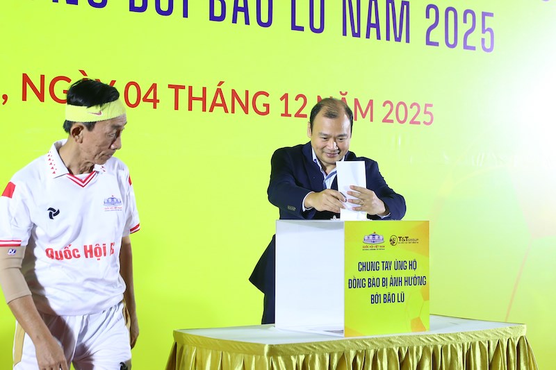 Giao hữu bóng đá chung tay ủng hộ đồng bào thiệt hại do mưa lũ - ảnh 2