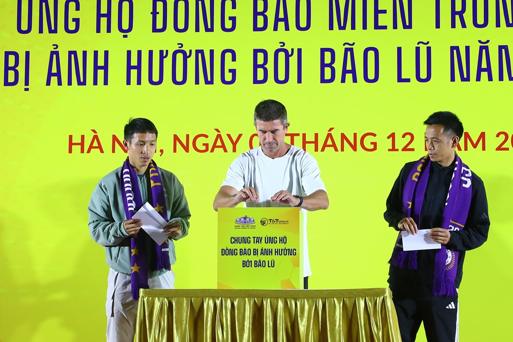 Giao hữu bóng đá chung tay ủng hộ đồng bào thiệt hại do mưa lũ - ảnh 4