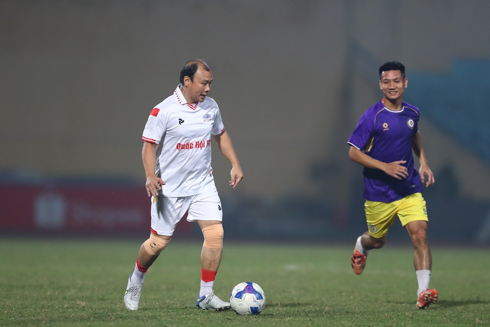 Giao hữu bóng đá chung tay ủng hộ đồng bào thiệt hại do mưa lũ - ảnh 3