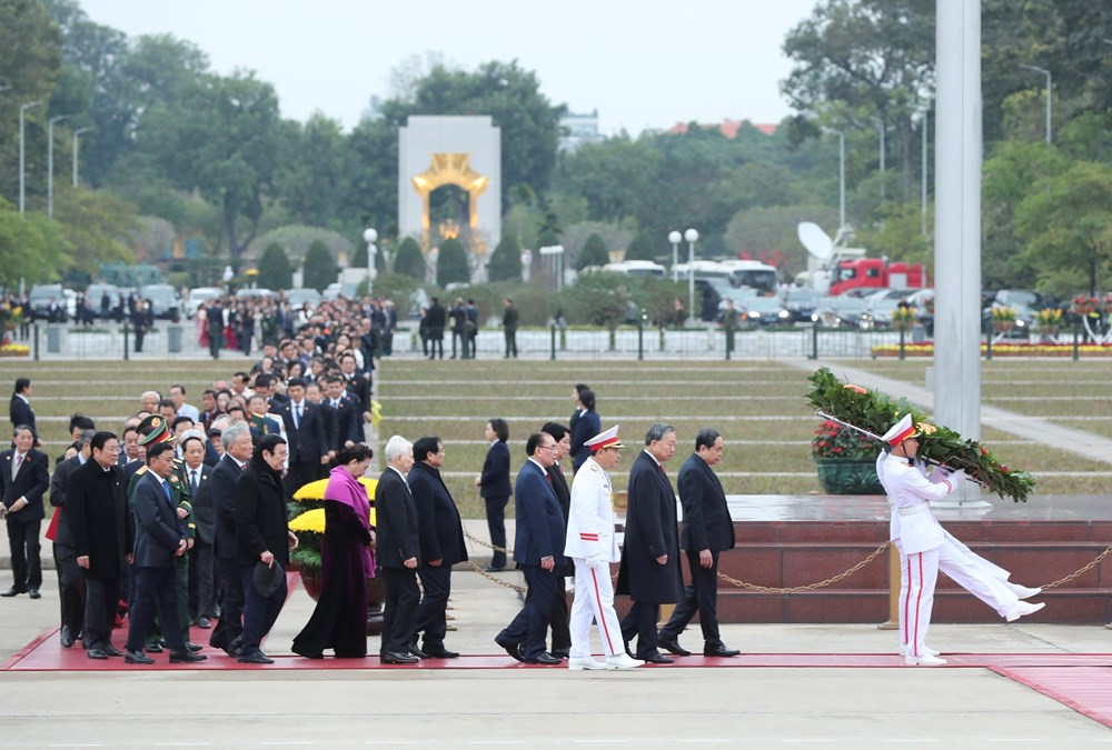 Lãnh đạo Đảng, Nhà nước vào Lăng viếng Chủ tịch Hồ Chí Minh nhân 80 năm Ngày Tổng tuyển cử đầu tiên  - ảnh 1
