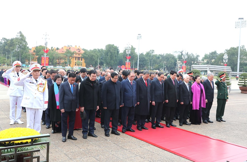 Lãnh đạo Đảng, Nhà nước vào Lăng viếng Chủ tịch Hồ Chí Minh nhân 80 năm Ngày Tổng tuyển cử đầu tiên  - ảnh 3