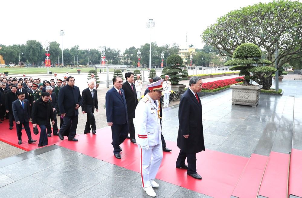 Lãnh đạo Đảng, Nhà nước vào Lăng viếng Chủ tịch Hồ Chí Minh nhân 80 năm Ngày Tổng tuyển cử đầu tiên  - ảnh 4