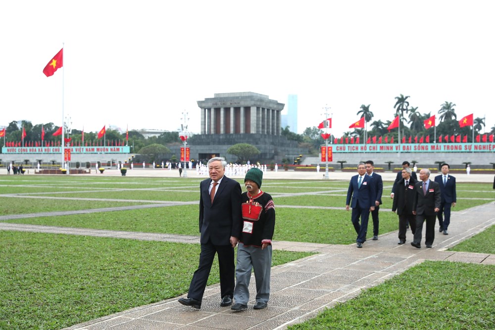 Lãnh đạo Đảng, Nhà nước vào Lăng viếng Chủ tịch Hồ Chí Minh nhân 80 năm Ngày Tổng tuyển cử đầu tiên  - ảnh 7