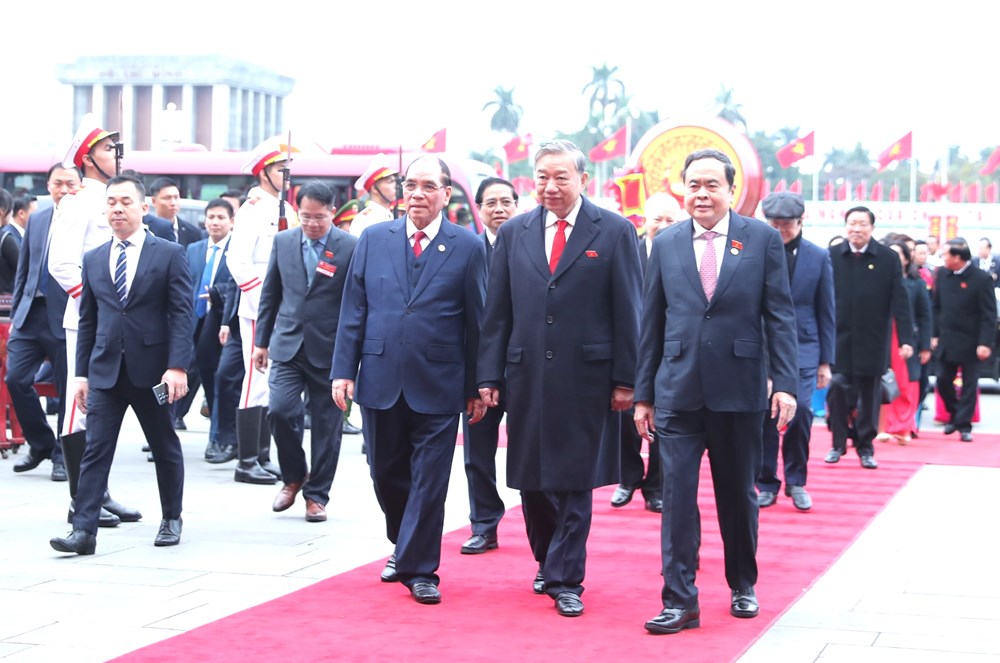 Lãnh đạo Đảng, Nhà nước vào Lăng viếng Chủ tịch Hồ Chí Minh nhân 80 năm Ngày Tổng tuyển cử đầu tiên  - ảnh 6
