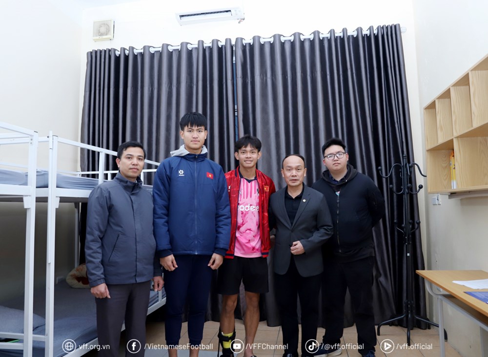 Lãnh đạo LĐBĐ Việt Nam thăm các cầu thủ U23 Việt Nam bị chấn thương - ảnh 1