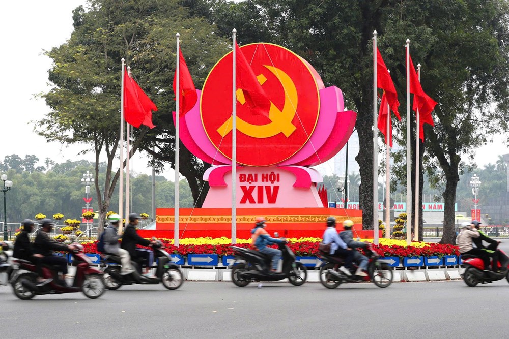 Hà Nội rực rỡ cờ hoa chào mừng Đại hội Đảng - ảnh 1