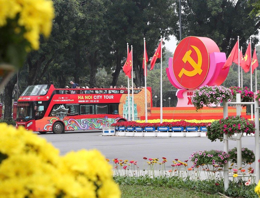 Hà Nội rực rỡ cờ hoa chào mừng Đại hội Đảng - ảnh 2