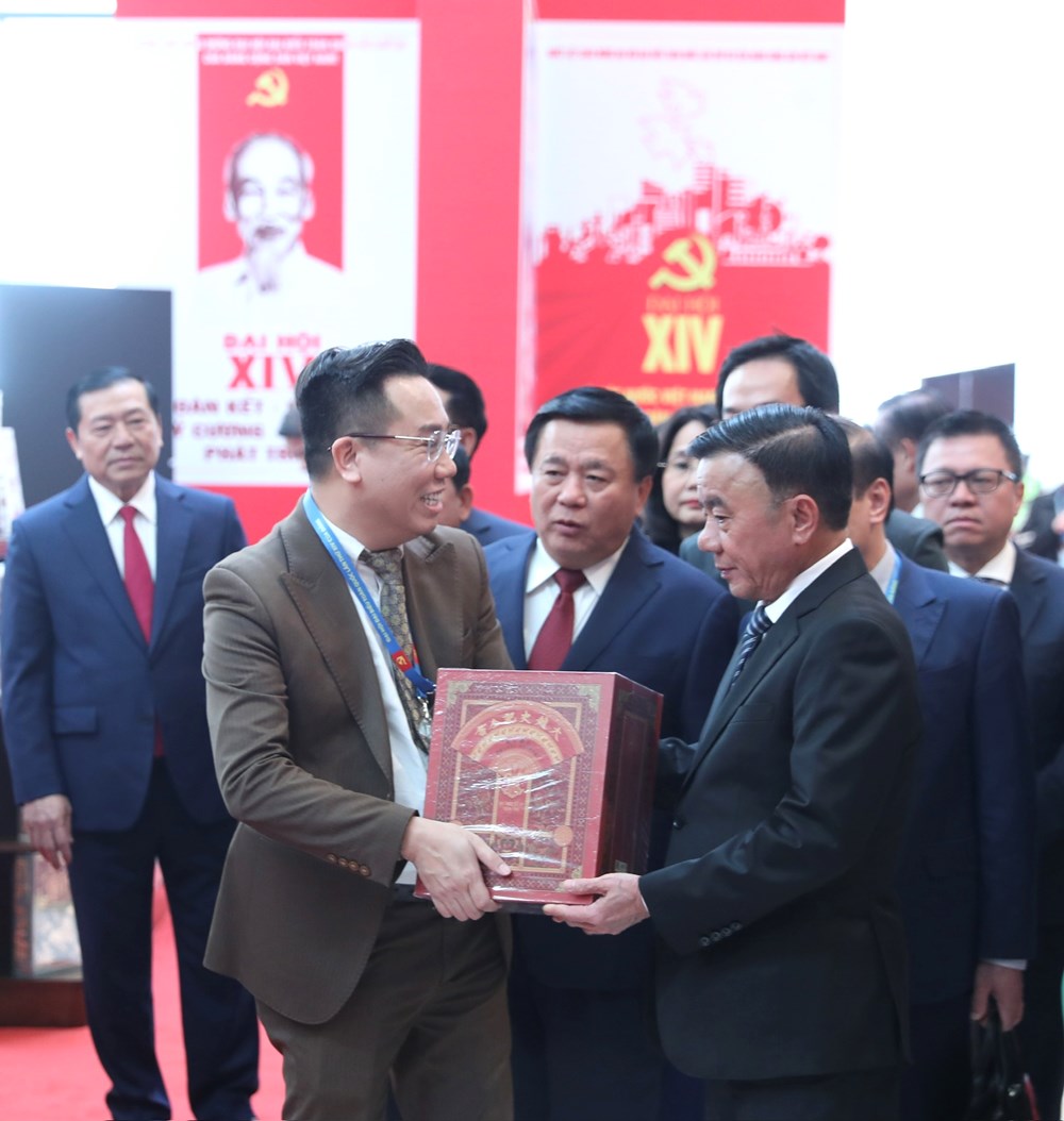 1.547 cuốn sách với 6 chủ đề được trưng bày tại Đại hội XIV của Đảng - ảnh 3