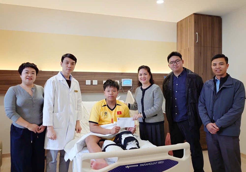 Lãnh đạo LĐBĐVN thăm tuyển thủ futsal U19 Đoàn Tuấn Phong sau phẫu thuật - ảnh 1