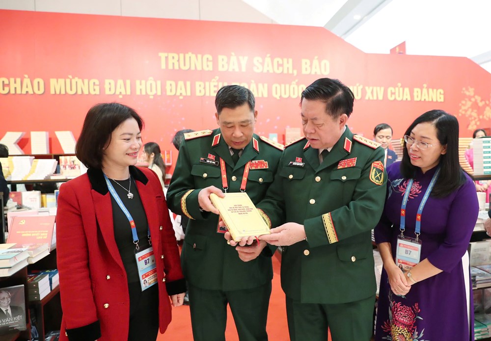 Đại biểu ấn tượng khu trưng bày sách, báo tại Đại hội XIV - ảnh 2