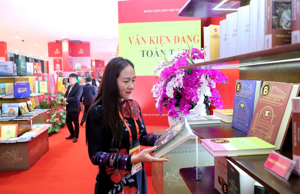 Đại biểu ấn tượng khu trưng bày sách, báo tại Đại hội XIV - ảnh 4