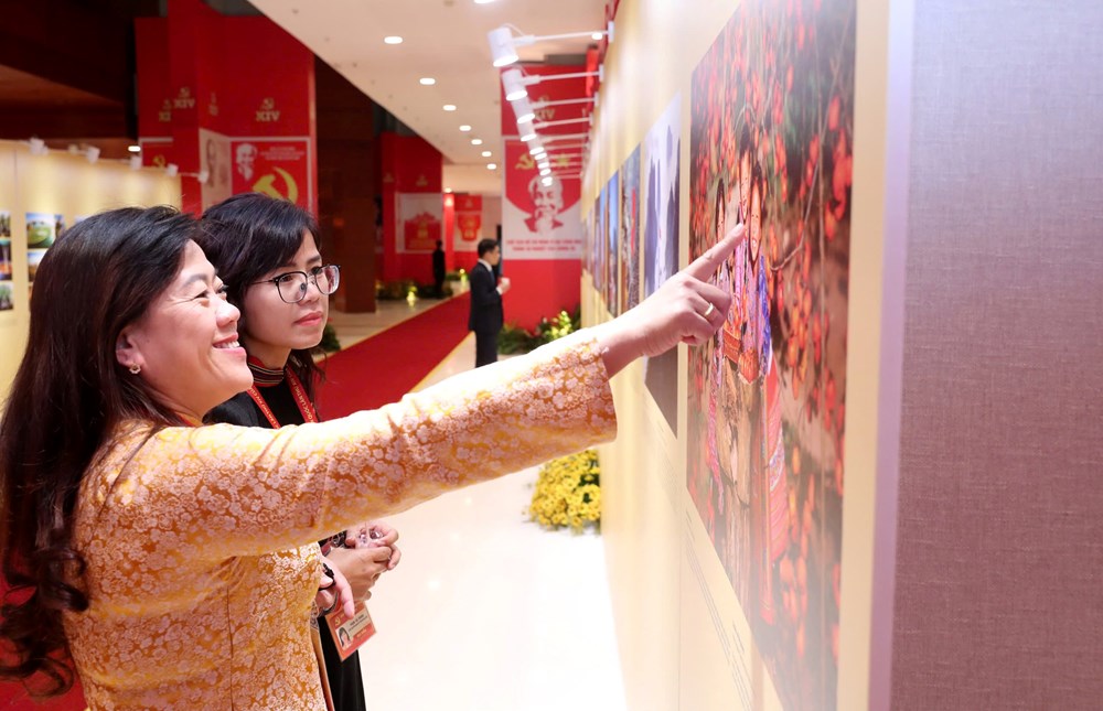 Các đại biểu tham quan Triển lãm ảnh “Việt Nam - Một dải non sông“ - ảnh 5