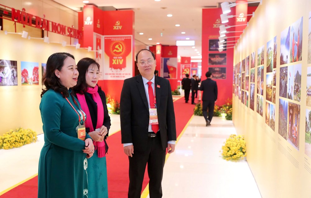 Các đại biểu tham quan Triển lãm ảnh “Việt Nam - Một dải non sông“ - ảnh 2