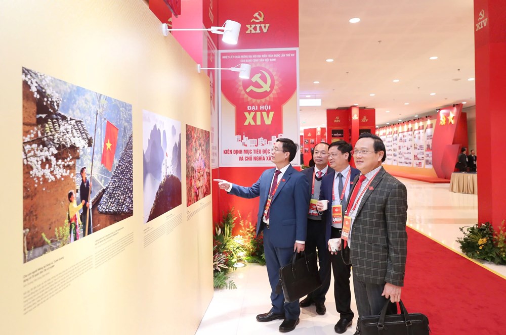 Các đại biểu tham quan Triển lãm ảnh “Việt Nam - Một dải non sông“ - ảnh 4