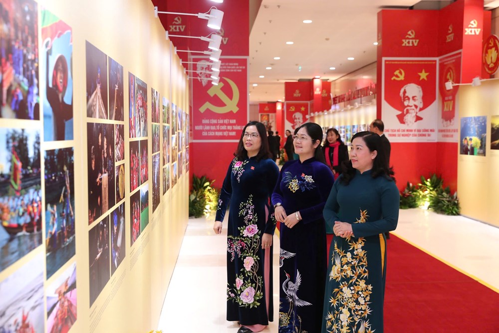 Các đại biểu tham quan Triển lãm ảnh “Việt Nam - Một dải non sông“ - ảnh 3