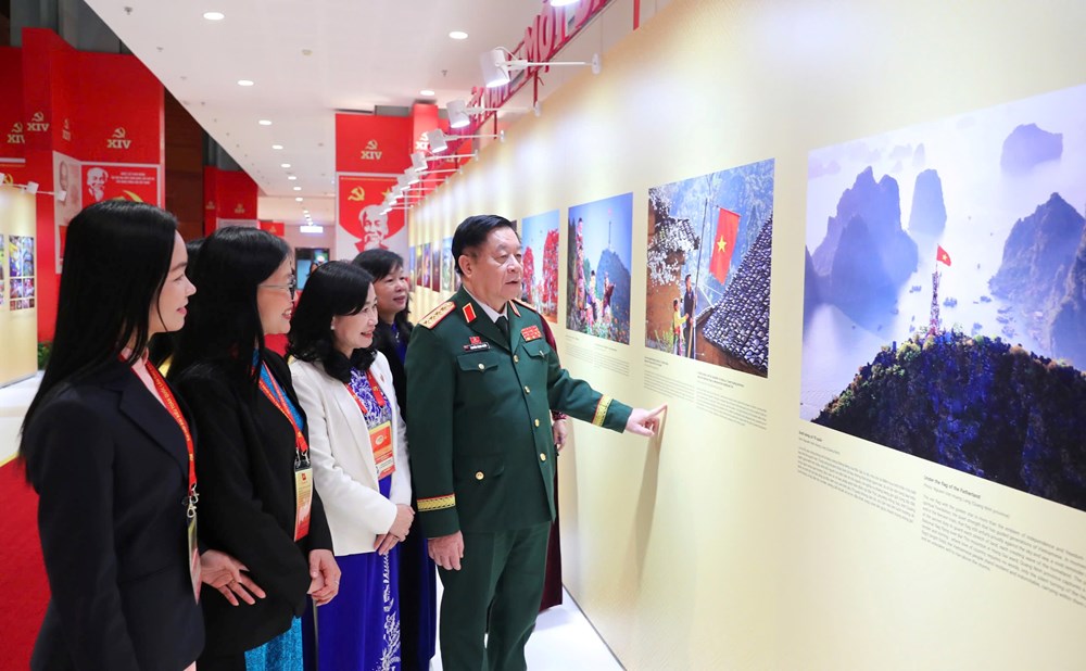 Các đại biểu tham quan Triển lãm ảnh “Việt Nam - Một dải non sông“ - ảnh 1