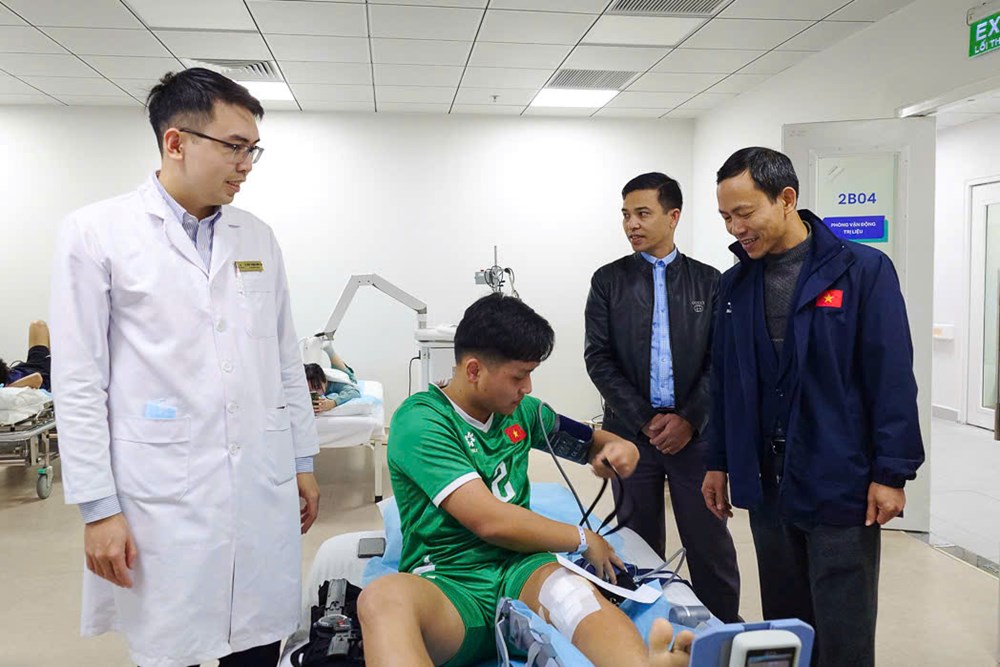 Lãnh đạo LĐBĐ Việt Nam thăm tuyển thủ futsal U16 Nguyễn Văn Lực - ảnh 2