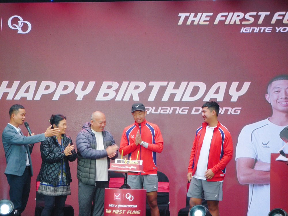 Tay vợt Quang Dương được cổ động viên đón tiếp nồng nhiệt - ảnh 1