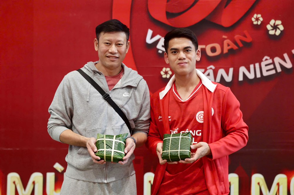 Khuất Văn Khang và các đồng đội Thể Công - Viettel gói bánh chưng đón Tết - ảnh 1