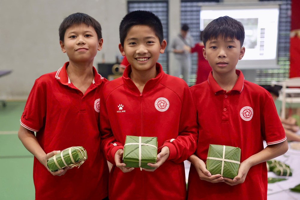 Khuất Văn Khang và các đồng đội Thể Công - Viettel gói bánh chưng đón Tết - ảnh 3