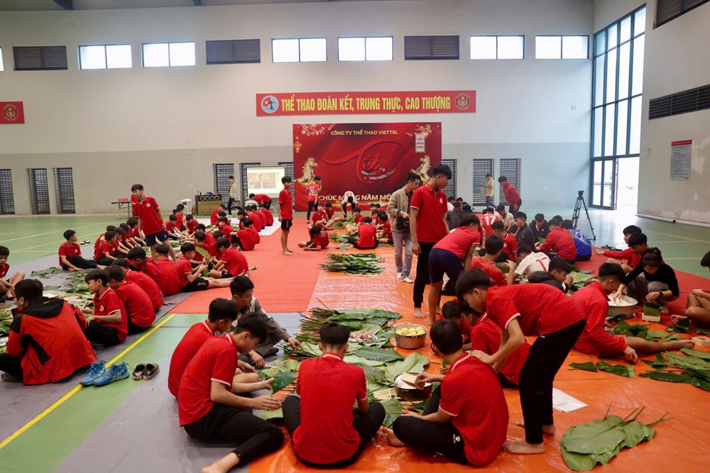 Khuất Văn Khang và các đồng đội Thể Công - Viettel gói bánh chưng đón Tết - ảnh 5