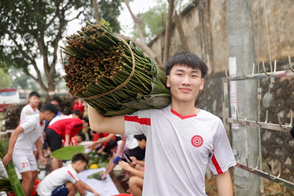 Khuất Văn Khang và các đồng đội Thể Công - Viettel gói bánh chưng đón Tết - ảnh 4