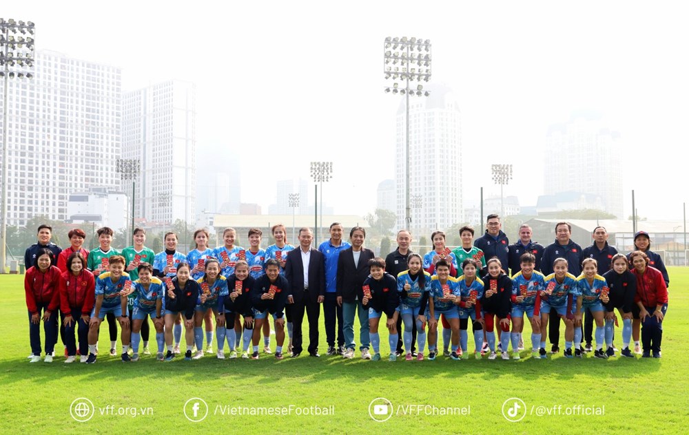 Lãnh đạo Bộ VHTTDL, Cục TDTT Việt Nam và LĐBĐ Việt Nam chúc Tết đội tuyển nữ Việt Nam - ảnh 2