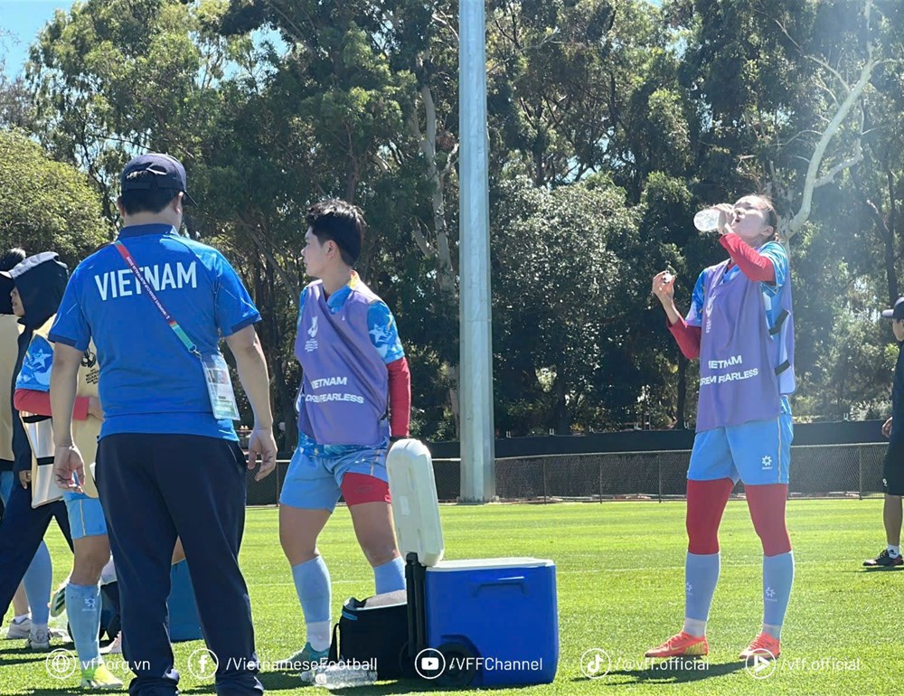 ĐT nữ Việt Nam tích cực tập luyện trong nắng nóng - ảnh 2
